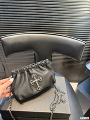 Chrome Hearts This black pleated cloud bag is made of soft PU material.