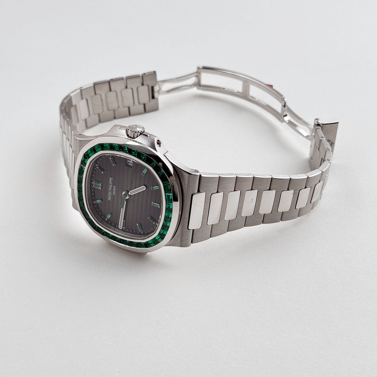 Patek Philippe Nautilus 5711/113P-001 Date Platinum Emeralds Black Dial (2021)