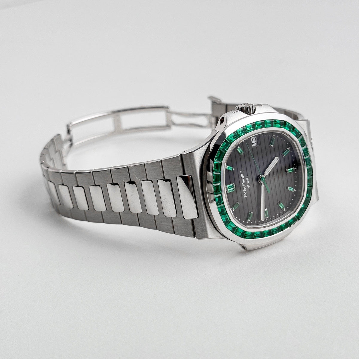 Patek Philippe Nautilus 5711/113P-001 Date Platinum Emeralds Black Dial (2021)